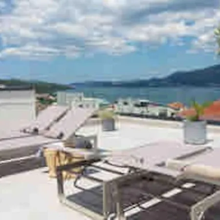 With Pool And Jacuzzi Apartment Trogir