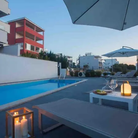 Apartment With Pool And Jacuzzi