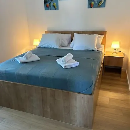 With Pool And Jacuzzi Apartment Trogir