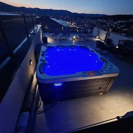 With Pool And Jacuzzi Apartment *
