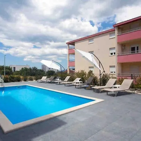 Apartment With Pool And Jacuzzi *