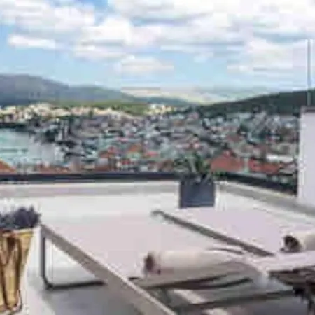 With Pool And Jacuzzi Apartment *