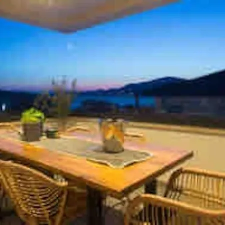 With Pool And Jacuzzi Apartment *