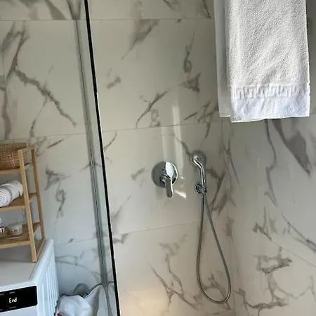 아파트 With Pool And Jacuzzi 트로기르