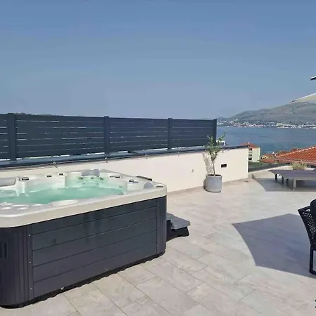 With Pool And Jacuzzi 아파트 트로기르