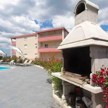 With Pool And Jacuzzi Apartment *