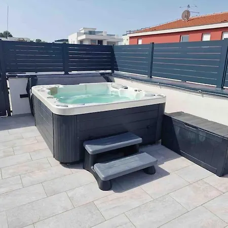 With Pool And Jacuzzi トロギール
