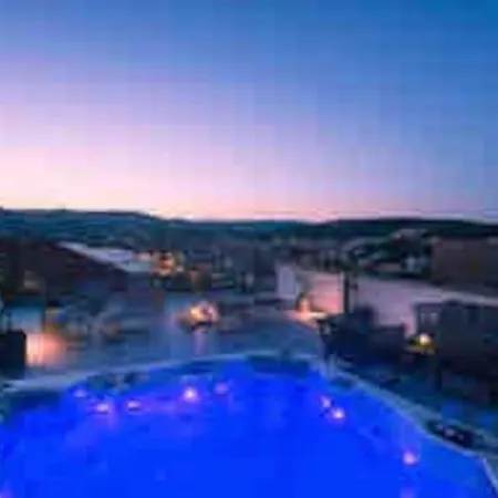 아파트 With Pool And Jacuzzi 트로기르